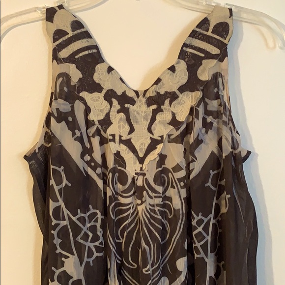 Beautiful & Flowing Sleeveless Tunic! - Picture 6 of 7